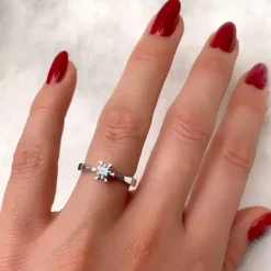 0,30 ct solitairering i 14 karat hvidguld