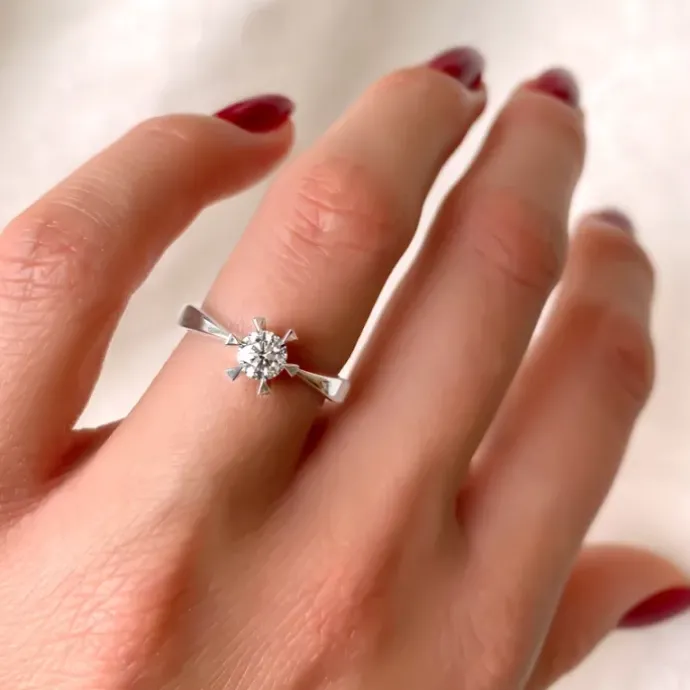 0,40 ct solitairering i 14 karat hvidguld