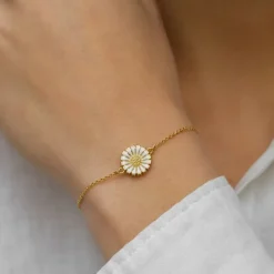 12 mm marguerit armbånd i forgyldt sølv med margueritvedhæng i forgyldt - Marie