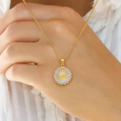 14,5 mm marguerit lilla vedhæng i forgyldt sølv - Marie