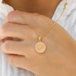 14,5 mm marguerit pink vedhæng i forgyldt sølv - Marie