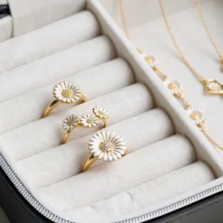14 mm marguerit ring i forgyldt sølv - Matilda