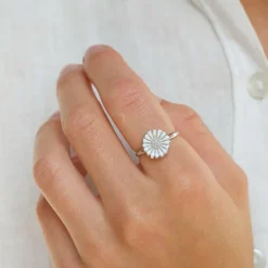 12 mm marguerit ring i rhodineret sølv - Marie
