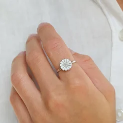 12 mm marguerit ring i rhodineret sølv - Marie