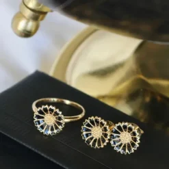 12 mm marguerit sort ring i forgyldt sølv - Marie