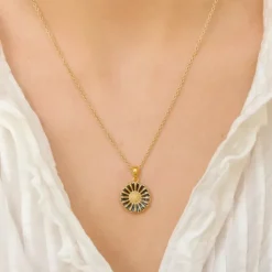 15 mm marguerit sort vedhæng i forgyldt sølv - Marie
