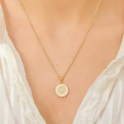 14 mm marguerit vedhæng i forgyldt sølv - Matilda