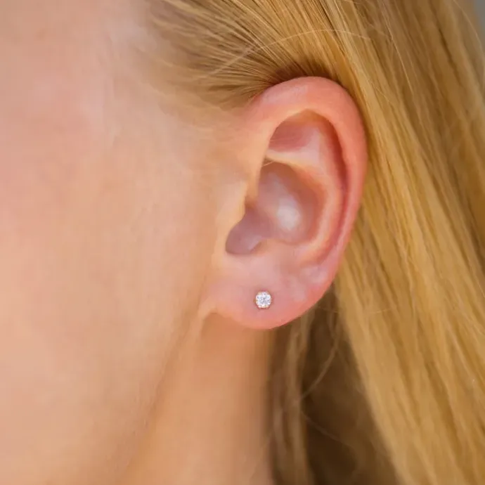 3 mm ørestikker i 9 karat guld med zirkon