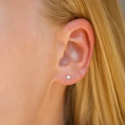 2,5 mm ørestikker i 9 karat guld med zirkon