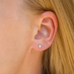 3 mm ørestikker i 9 karat guld med zirkon