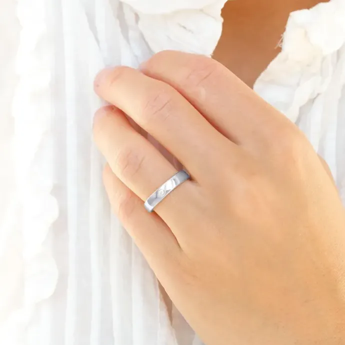 4 mm vielsesring i 9 karat hvidguld 0,03 ct