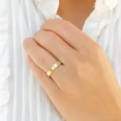 4 mm vielsesringe i 9 karat guld 0,03 ct - sæt