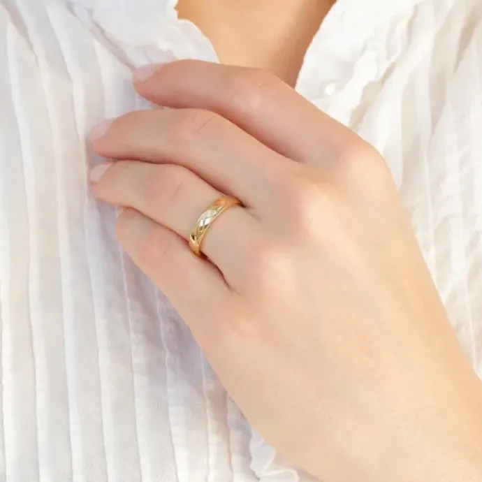 4 mm vielsesringe i 14 karat guld 0,008 ct og 0,015 ct - sæt