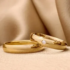 4 mm vielsesringe i 9 karat guld 0,03 ct - sæt