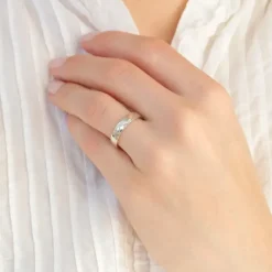 4 mm vielsesringe i 9 karat hvidguld 0,008 ct og 0,015 ct - sæt
