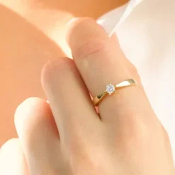 4,5 mm zirkon guldring i 9 karat guld