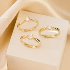 4,5 mm zirkon guldring i 9 karat guld