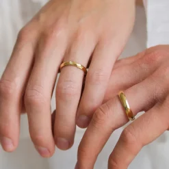 4 og 3 mm vielsesringe i 14 karat guld 0,02 ct - sæt