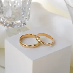 4 og 3 mm vielsesringe i 14 karat guld 0,02 ct - sæt