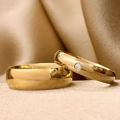 6 og 4 mm vielsesringe i 9 karat guld 0,03 ct - sæt