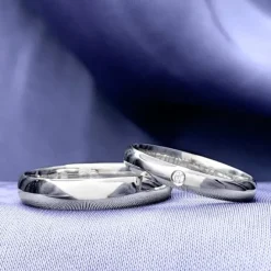 4 og 3 mm vielsesringe i 9 karat hvidguld 0,02 ct - sæt