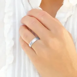 6 og 5 mm vielsesringe i 9 karat hvidguld 0,03 ct - sæt