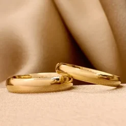 4 og 3 mm vielsesringe i 9 karat guld - sæt