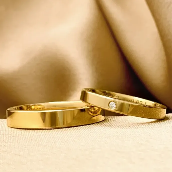 4 og 3 mm vielsesringe i 9 karat guld 0,02 ct - sæt