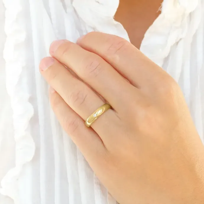 5 og 4 mm vielsesringe i 14 karat guld 0,03 ct - sæt