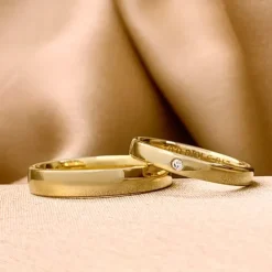 4 og 3 mm vielsesringe i 9 karat guld 0,02 ct - sæt