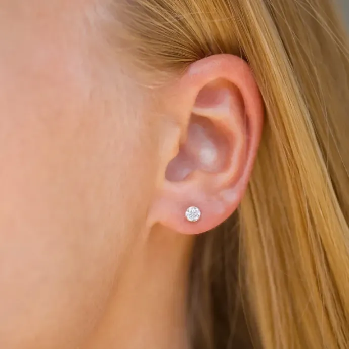1/2 par 4 mm ørestikker i 9 karat guld med zirkon