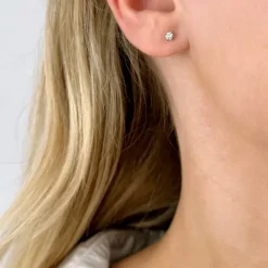 2 x 0,10 ct lab grown diamant solitaireørestikker i 14 karat hvidguld med lab grown diamant