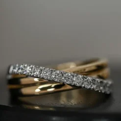 Abstrakt brillantring i 14 karat guld.- og hvidguld 0,50 ct