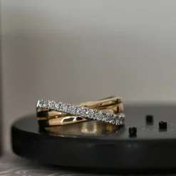 Abstrakt brillantring i 14 karat guld.- og hvidguld 0,50 ct