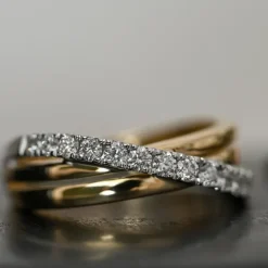 Abstrakt brillantring i 14 karat guld.- og hvidguld 0,50 ct