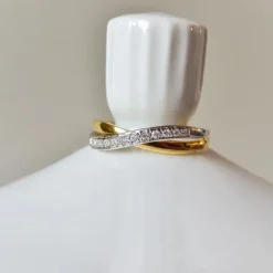Abstrakt diamant guld ring i 14 karat guld.- og hvidguld 0,08 ct