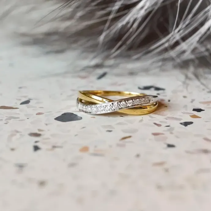 Abstrakt diamant guld ring i 14 karat guld.- og hvidguld 0,08 ct
