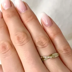 Abstrakt diamant ring i 9 karat guld 0,03 ct