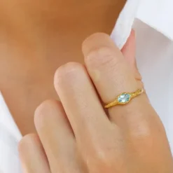 Blå krystal ring i forgyldt sølv
