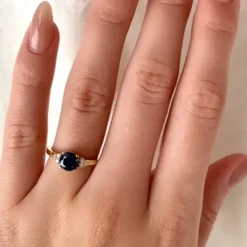 Blå syntetisk safir ring i 9 karat guld