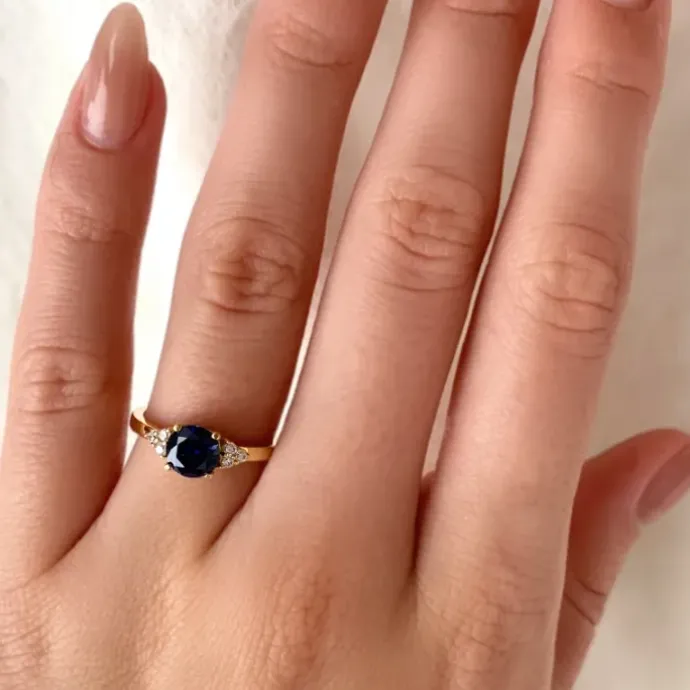 Blå syntetisk safir ring i 9 karat guld