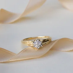 Blomster diamant ring i 9 karat guld.- og hvidguld 0,08 ct