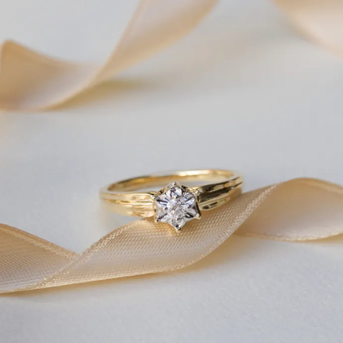 Blomster diamant ring i 9 karat guld.- og hvidguld 0,08 ct
