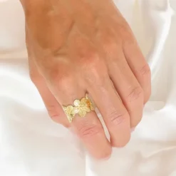 Blomster ring i forgyldt messing