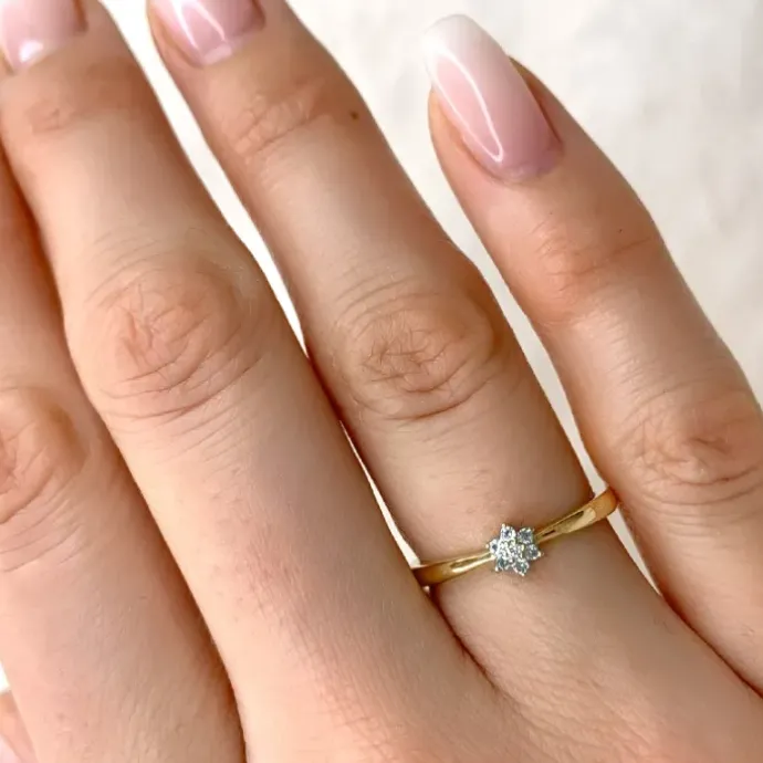 Blomster topas diamantring i 9 karat guld 0,01 ct 0,06 ct