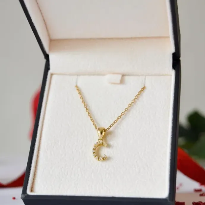 Bogstav c diamant vedhæng i 9 karat guld 0,05 ct