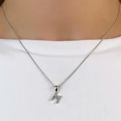 Bogstav M diamant vedhæng i 9 karat hvidguld 0,06 ct