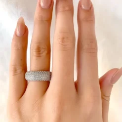 Bred hvid zirkon ring i rhodineret sølv