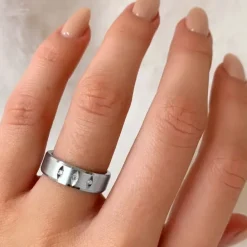 Bred zirkon ring i rhodineret sølv