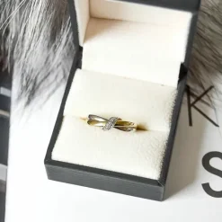 Diamant ring i 14 karat guld.- og hvidguld 0,03 ct